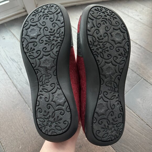 LL BEAN Women's Daybreak Scuffs Motif - Deepest Red/Charcoal Cat - Picture 8 of 8